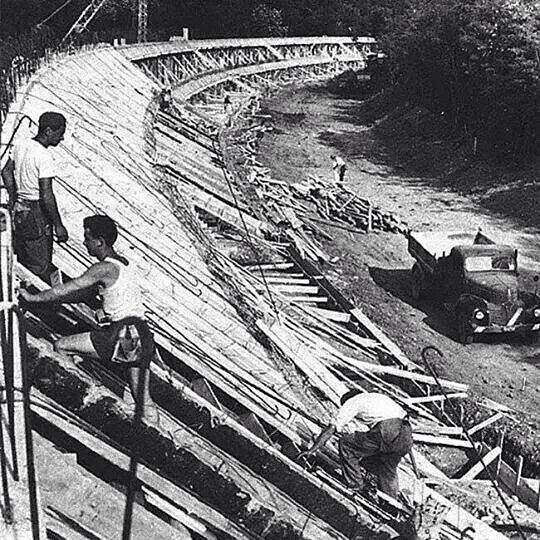 Construction of the banking section of the oval track at Monza in 1922

#monza #autodromonazionaledimonza #historictrack #vintage #vintageracing #formulaone #formula1 #italianracing #racing #racingtrack #racing🏁 #racingclub #racingtime #racingline #r… ift.tt/2sBXcit