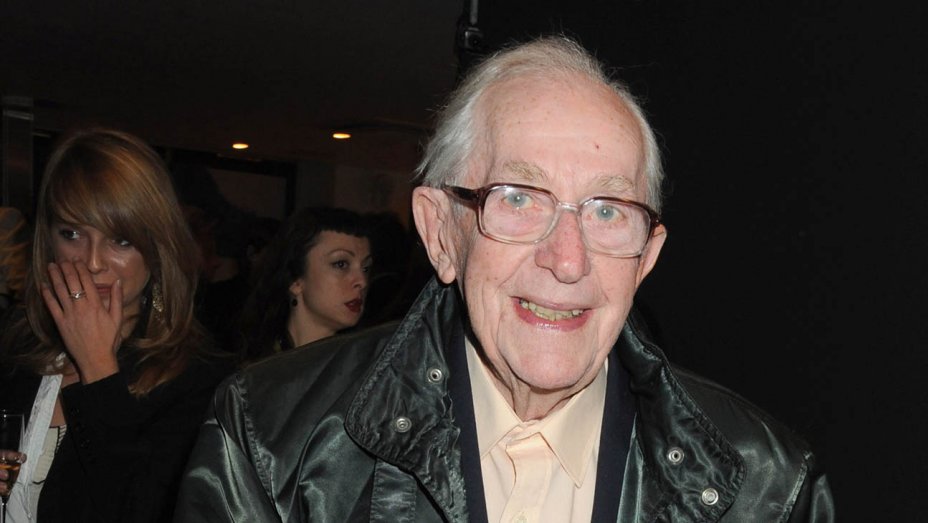 THR's tweet photo. Lewis Gilbert, famed U.K. director of 'Alfie' and 3 James Bond films, dies at 97 https://t.co/86Eqk3NCIm https://t.co/s2MACOtwvR