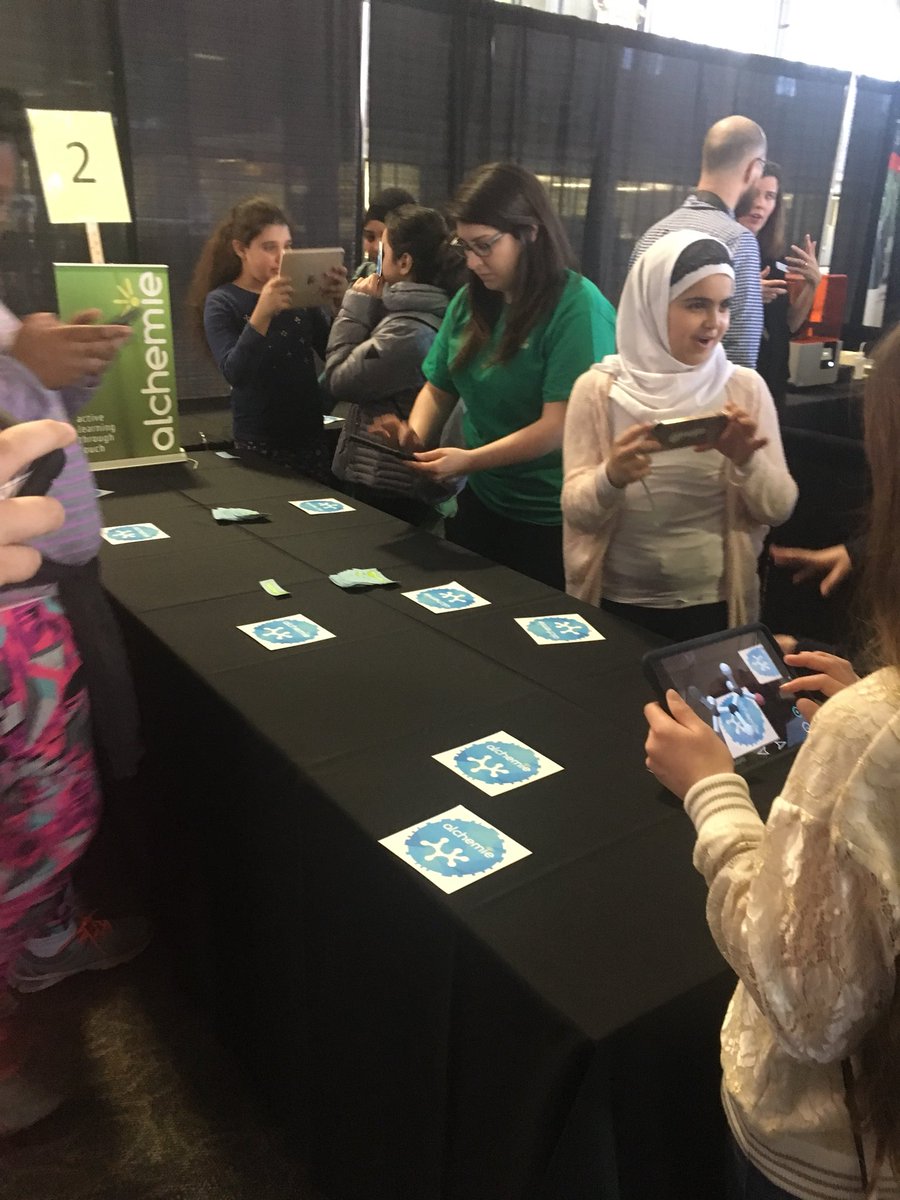 IreneSpa's tweet photo. Wow!  Look at these 3rd &amp; 4th graders learning about #technology at @google cs event hosted by #Tech248 in #OaklandCounty https://t.co/PL7JyERq8w