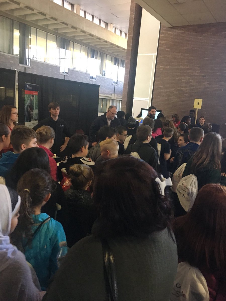 IreneSpa's tweet photo. Wow!  Look at these 3rd &amp; 4th graders learning about #technology at @google cs event hosted by #Tech248 in #OaklandCounty https://t.co/PL7JyERq8w