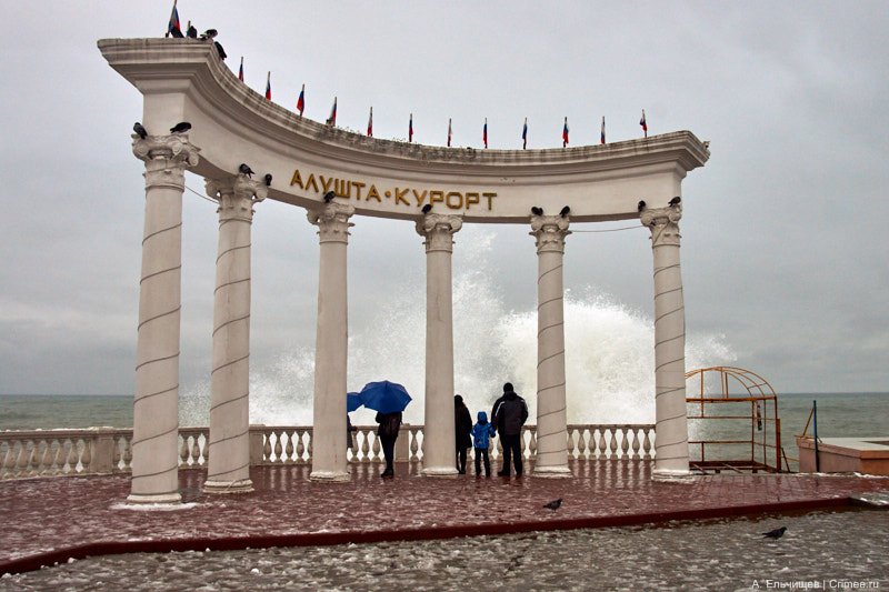 crimee_ru's tweet photo. #Крым. В #Алуште сегодня и снег, и небольшой шторм, но довольно тепло. #Crimea. #Alushta tonight. #Crimée. #Alouchta ce soir. https://t.co/bVUpvD1ojp