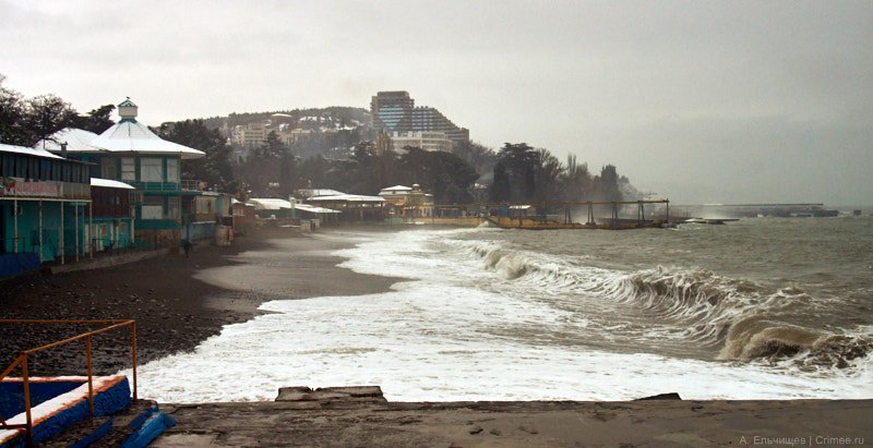 crimee_ru's tweet photo. #Крым. В #Алуште сегодня и снег, и небольшой шторм, но довольно тепло. #Crimea. #Alushta tonight. #Crimée. #Alouchta ce soir. https://t.co/bVUpvD1ojp