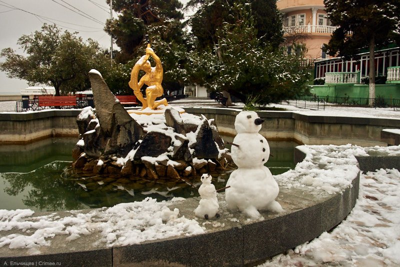 crimee_ru's tweet photo. #Крым. Сегодня в #Алуште выпал снег. Второй раз за зиму. И сразу стал таять. #Crimea. #Alushta tonight. #Crimée. #Alouchta ce soir. https://t.co/lRRlPiZeFl