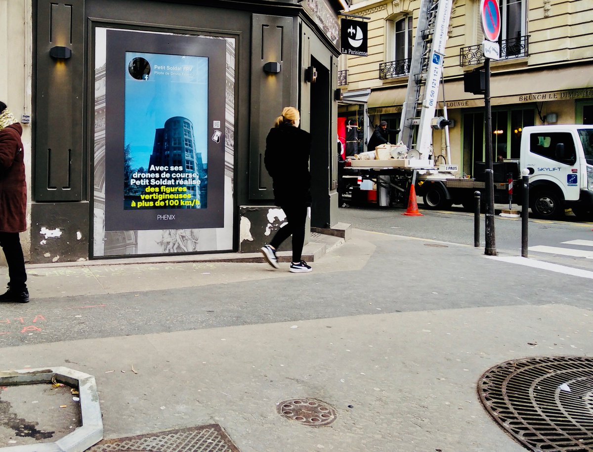 On enrichit notre programmation originale sur le réseau Digital Out-Of-Home @PhenixDigitalFR avec du Drone Freestyle de Petit Soldat 🚀 Merci <a href="/EmilandDC/">Emiland 🌐</a> #OriginalContent