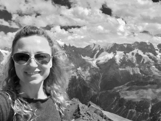 RuleofFiveWild's tweet photo. Sometimes all it takes is a sea of sunflowers and the jagged mountains of the Alps to rock your world! Here's Heather in #Switzerland in 2017.
Happy #TravelTuesday, adventurers! Where will 2018 take YOU?!
#RuleOfFive #travel #adventure https://t.co/yYT3hUmVdZ