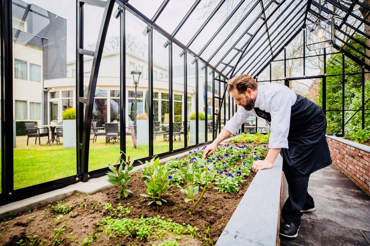 deLeijhof's tweet photo. #LeijhofMoments #FreshHerbs #HomeGrown
In onze nieuwe kruidenkas verbouwen wij eigen kruiden en biologische groenten. Chef Dylan van Hirtum en zijn keukenbrigade verrassen u graag met deze verse ingrediënten. Wanneer mogen wij u verwelkomen? https://t.co/YgeYYW82a7