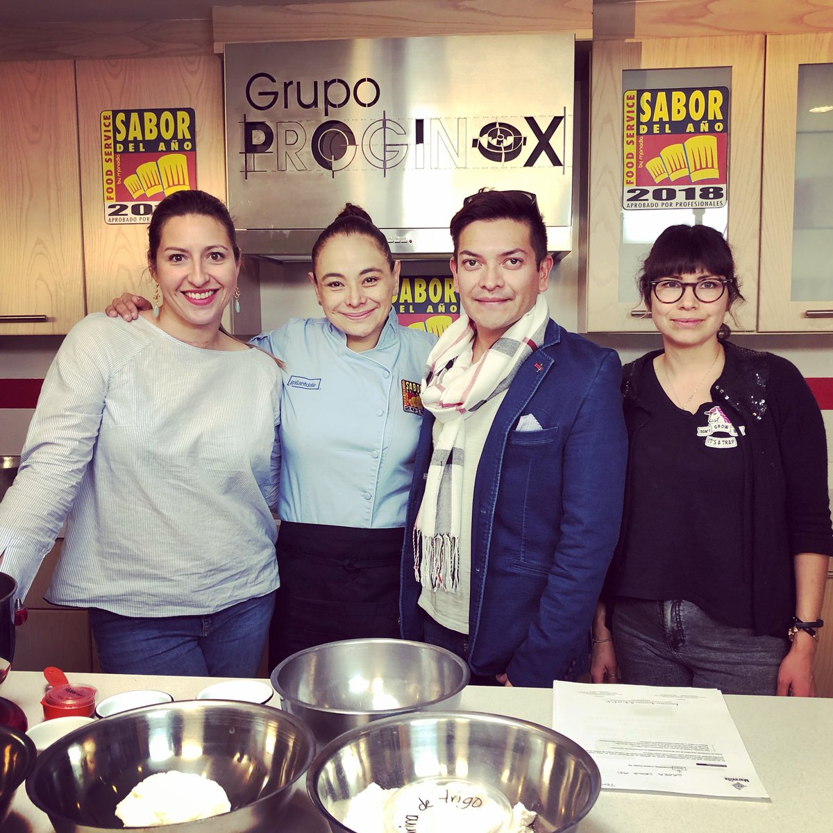 proginox's tweet photo. La chef Yerika de @AstridyGastonMX cocinando en casa ! https://t.co/m6hHLDoxZ4