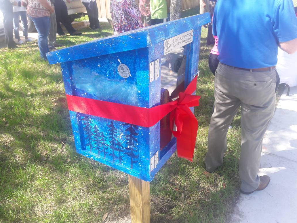 LakeWorthBchPBC's tweet photo. Royal Ponciana Trail is the new home to the Solar System Little Free Library which is well stocked and ready for you to take a book and leave a book. #LDubLife https://t.co/WHDBsLDdgn