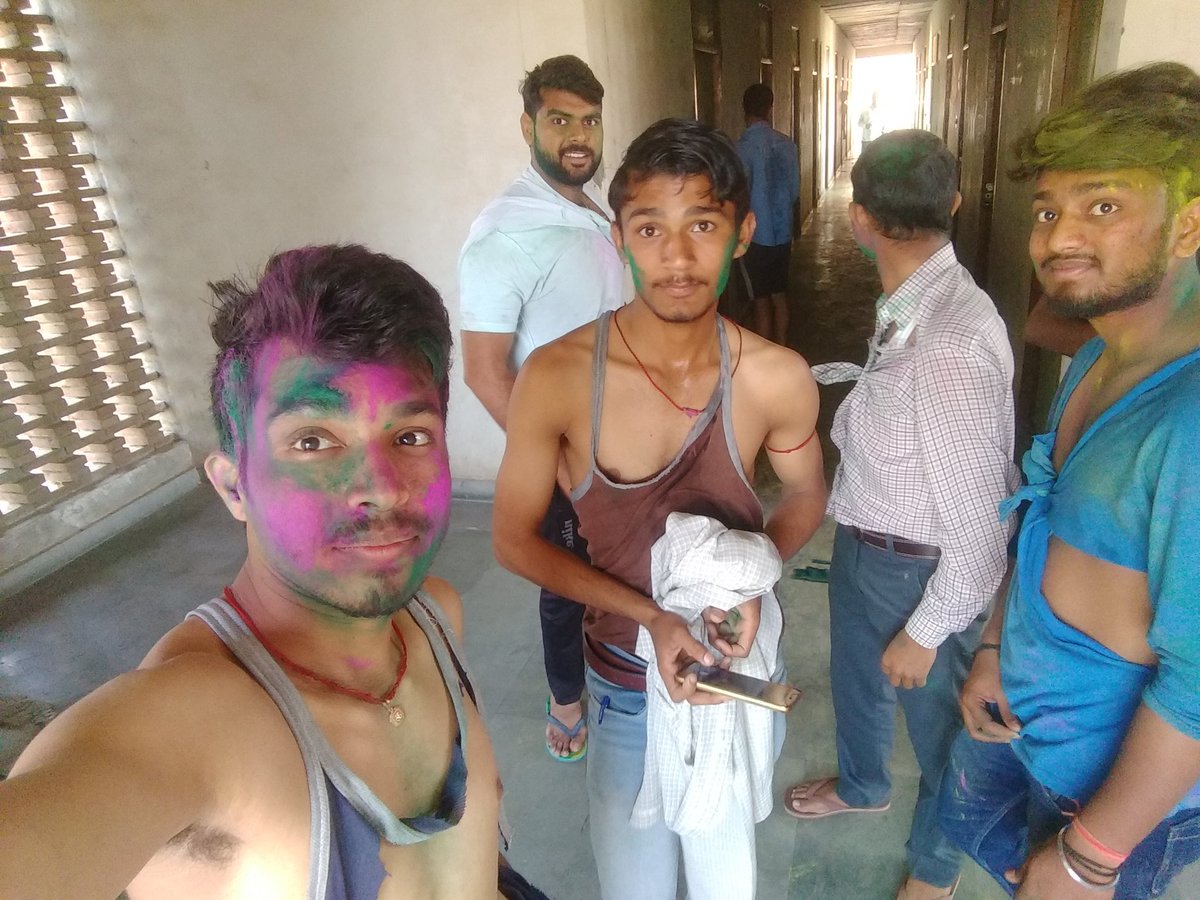 nicknarender's tweet photo. Our #EE_BackchΕdGroup
#HappyHoli to all #CDLSIETIANS..
Kuch hi minutes me kya se kya ho gayaπππ #PaniPani #ShirtBursting #BeatingOneAnother #FloorSliding.. #HostelLife
#Bura_Naa_Maano_Holi_h
.. Love you Guys ππππ€πβοΈπ #FullMasti
#StarSainiBoy πJai Mahakal ποΈπ https://t.co/cSGj5bqw6g
