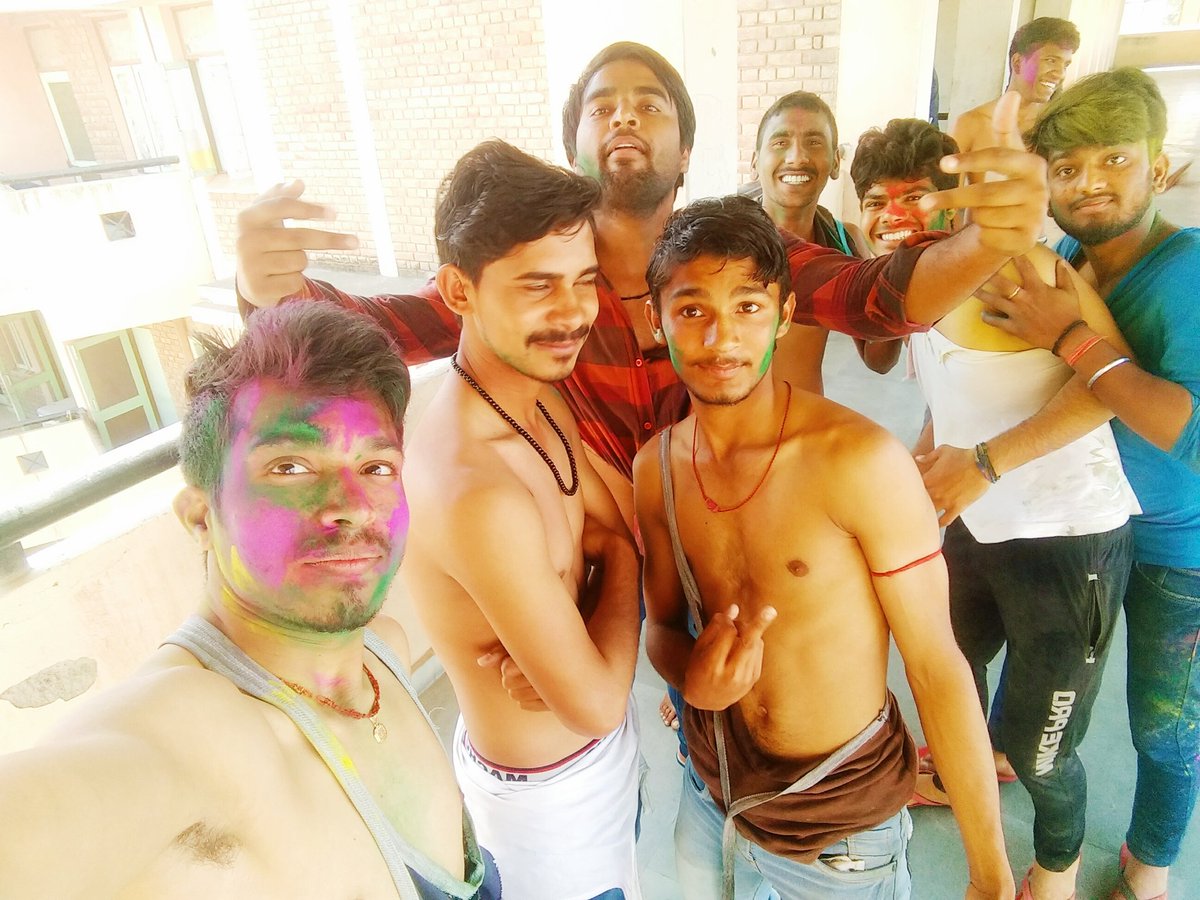 nicknarender's tweet photo. Our #EE_BackchΕdGroup
#HappyHoli to all #CDLSIETIANS..
Kuch hi minutes me kya se kya ho gayaπππ #PaniPani #ShirtBursting #BeatingOneAnother #FloorSliding.. #HostelLife
#Bura_Naa_Maano_Holi_h
.. Love you Guys ππππ€πβοΈπ #FullMasti
#StarSainiBoy πJai Mahakal ποΈπ https://t.co/cSGj5bqw6g