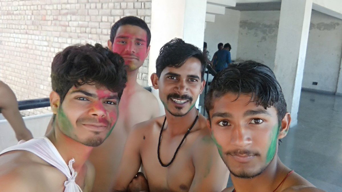 nicknarender's tweet photo. Our #EE_BackchΕdGroup
#HappyHoli to all #CDLSIETIANS..
Kuch hi minutes me kya se kya ho gayaπππ #PaniPani #ShirtBursting #BeatingOneAnother #FloorSliding.. #HostelLife
#Bura_Naa_Maano_Holi_h
.. Love you Guys ππππ€πβοΈπ #FullMasti
#StarSainiBoy πJai Mahakal ποΈπ https://t.co/cSGj5bqw6g