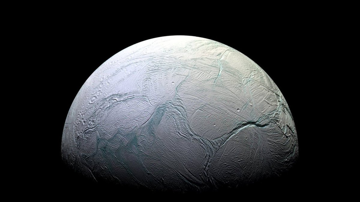 SPACE.com tweet media