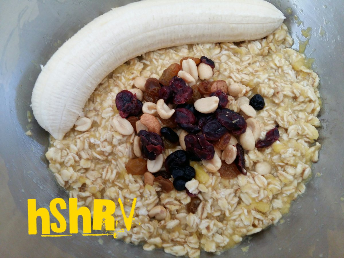headscarfhrv's tweet photo. 'Banana Boat' - Overnight oats made with fresh pulpy pineapple juice topped with x1 large banana and  dried fruit and nut mix. So SIMPLE yet so DELICIOUS!

https://t.co/9wmVxozItr

#OvernightOats #Breakfast #FirstMealOfTheDay #Nutrious #Nuts #DriedFruit #Cranberries #Blueberries https://t.co/j3tS5Q3SZz