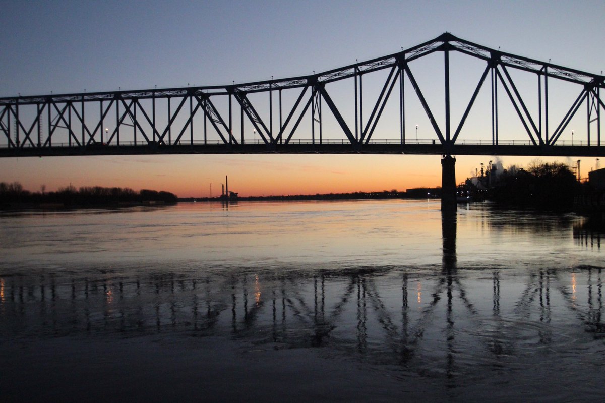 haleyhamilton_'s tweet photo. The flooded riverfront in Owensboro, Ky at sunset and sunrise https://t.co/y1NFeter1r