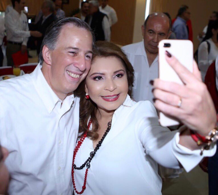 GloriaHimelda01's tweet photo. Felicito con enorme carino y aprecio a nuestro candidato @JoseAMeadeK deseándole un año lleno de bendiciones y sobre todo muchos éxitos. Disfrute este gran día de celebración con su esposa @JuanaCuevasR y familia ¡ #FelizCumpleMeade ! 🎊 https://t.co/HsTiCK7kIy