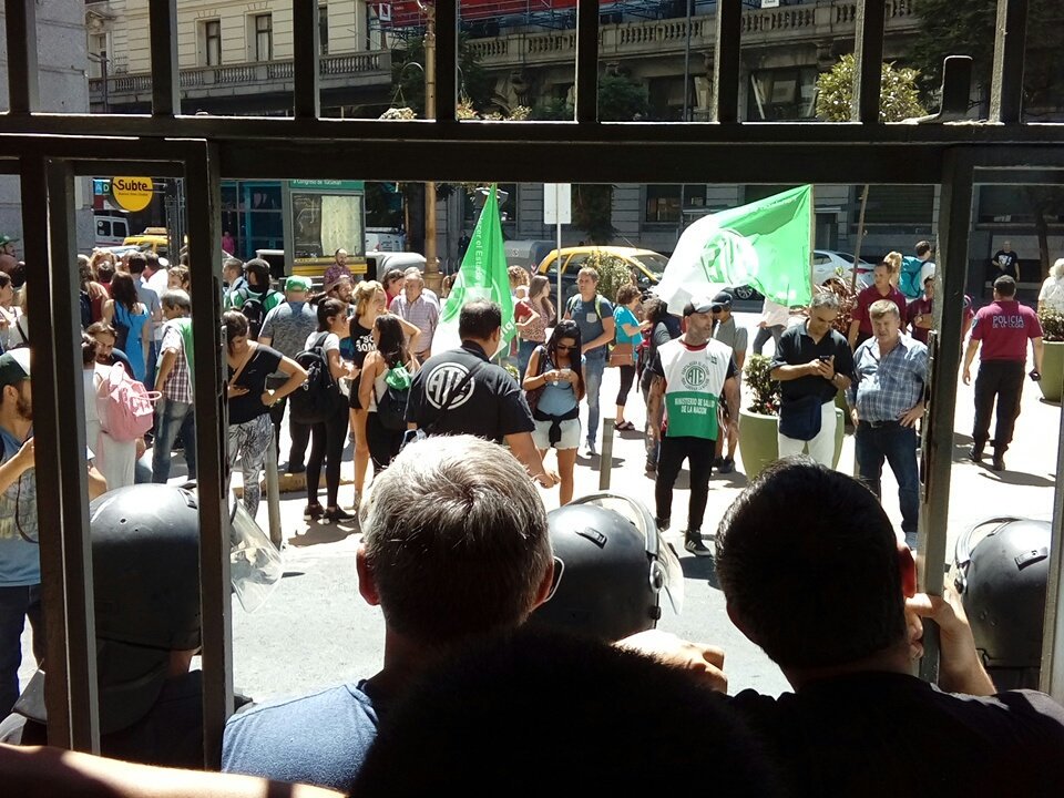 ATE_SRT_VyB's tweet photo. La Junta Interna de ATE SRT presente en la toma pacífica del Ministerio de Hacienda de la CABA.
Exigimos la reincorporación de las 10 compañeras de @LaMugicaenATE y los 24 de @asambleacanal 
Aunque #LarretaDespide nos mande a la infantería no nos vamos hasta tener una respuesta https://t.co/ErrGqgikrA