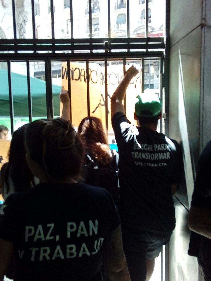 ATE_SRT_VyB's tweet photo. La Junta Interna de ATE SRT presente en la toma pacífica del Ministerio de Hacienda de la CABA.
Exigimos la reincorporación de las 10 compañeras de @LaMugicaenATE y los 24 de @asambleacanal 
Aunque #LarretaDespide nos mande a la infantería no nos vamos hasta tener una respuesta https://t.co/ErrGqgikrA