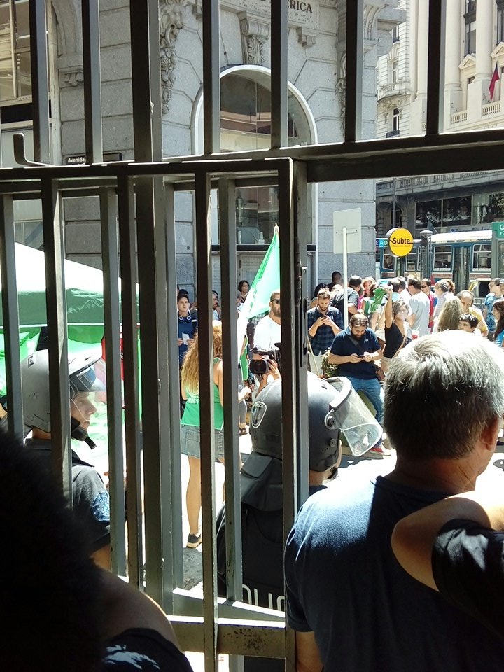 ATE_SRT_VyB's tweet photo. La Junta Interna de ATE SRT presente en la toma pacífica del Ministerio de Hacienda de la CABA.
Exigimos la reincorporación de las 10 compañeras de @LaMugicaenATE y los 24 de @asambleacanal 
Aunque #LarretaDespide nos mande a la infantería no nos vamos hasta tener una respuesta https://t.co/ErrGqgikrA
