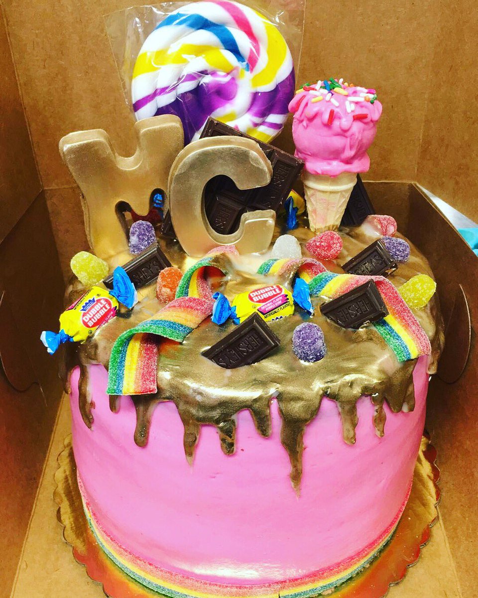 Candy Drizzle Cake 
#candy #drizzle #drizzlecake #candycake