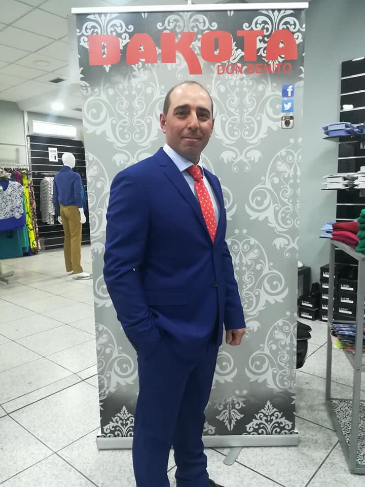 dakotadonbe's tweet photo. HASTA ARRIBA DE MERCANCÍA CHULISIMA PARA TODOS TUS EVENTOS, HOY VA A SER UN GRAN DÍA EN DAKOTA DON BENITO...TRAJES, VESTIDOS...COMUNIONES 👗👗👔👔👞

#trajes #comuniones #comerciodonbenito #comerciodb #vestidos #calidad #moda #extremadura #moda https://t.co/tzxtsz68Y6