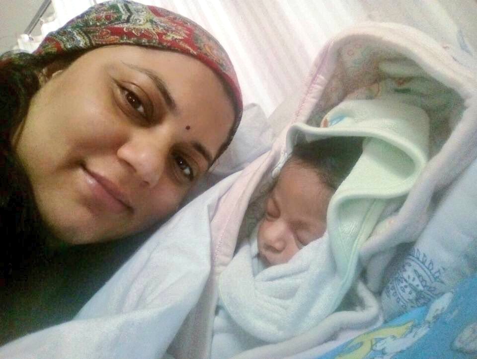 Indiarealheroes's tweet photo. Wing Commander Dushyant Vats attained martyrdom in a plane crash; his wife, Major Kumud Dogra, walked to his funeral with their 5-day old baby in her arms. Yet the media has remained blind.
Spread this immortal story of love and sacrifice as much as possible! 
#RealHeroes 🙏🏻 https://t.co/5InsczF6qS