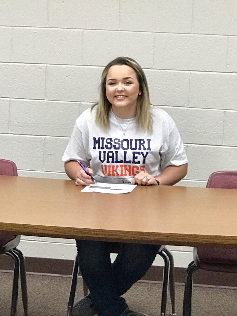 BayleighNichole's tweet photo. Well, my I did my first signing today! In just two short week, I will officially sign with Missouri Valley College to continue my softball career! Go Vikings!💜🧡 #missourivalleycollege #mvc22 https://t.co/kpDiCZYxRd
