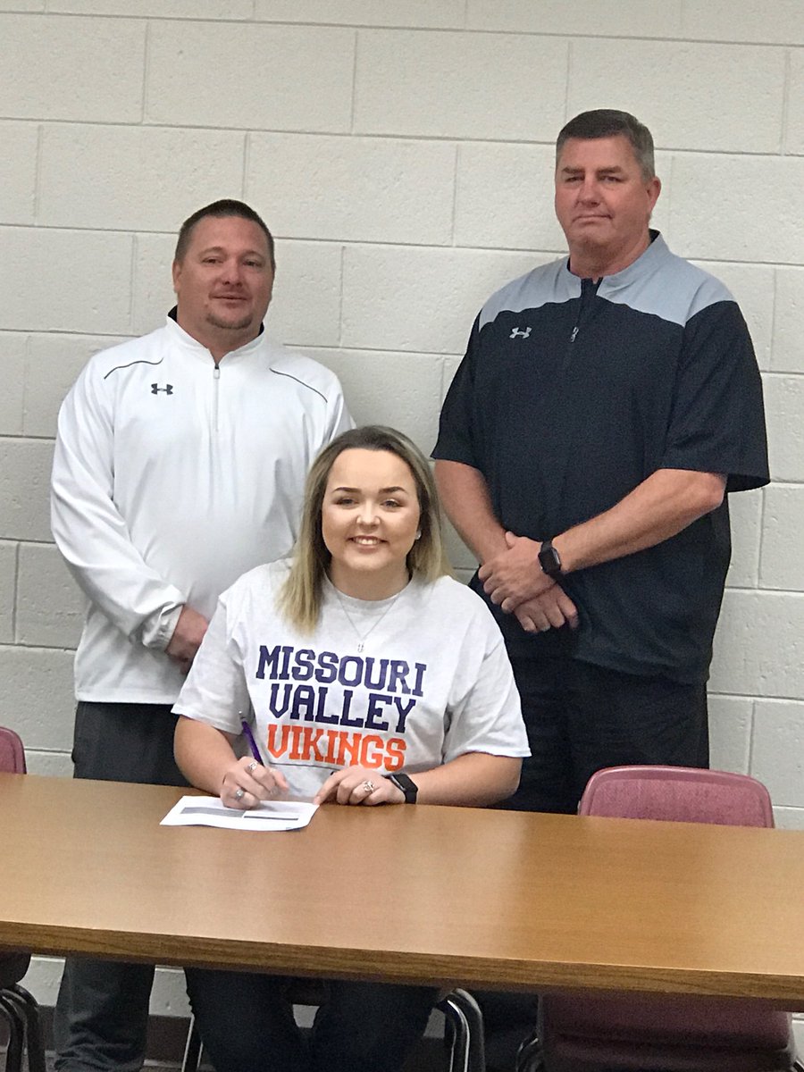 BayleighNichole's tweet photo. Well, my I did my first signing today! In just two short week, I will officially sign with Missouri Valley College to continue my softball career! Go Vikings!💜🧡 #missourivalleycollege #mvc22 https://t.co/kpDiCZYxRd
