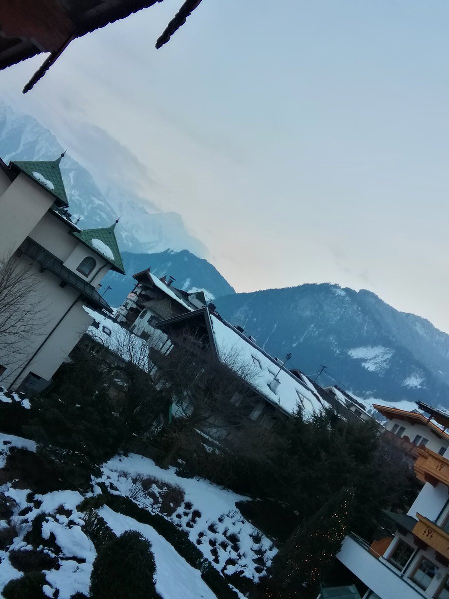 wil_carla's tweet photo. La vue de notre balcon 😀😀☺️😋😊😉😉😉 https://t.co/zRVX2k7ekD