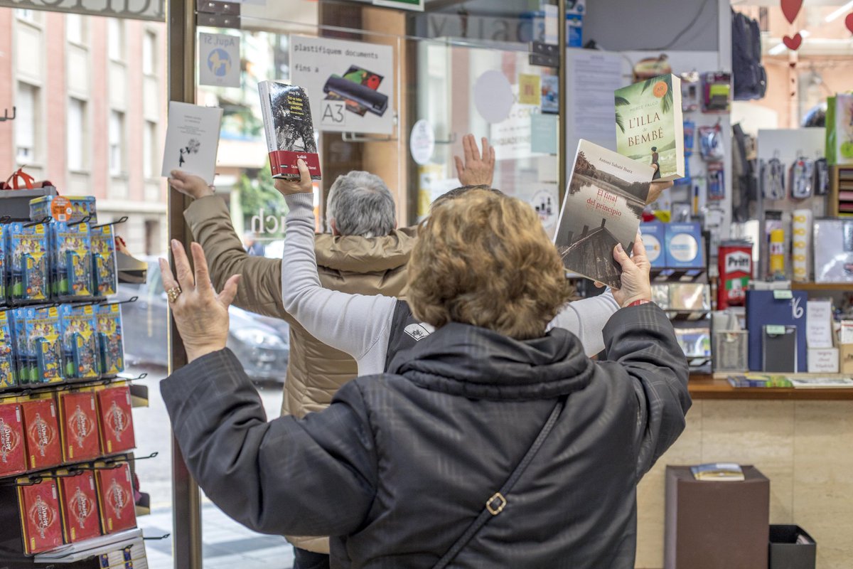 JMTibau's tweet photo. 22.
.
✋✋ Messi ha de xutar un penal quan s’interromp l’emissió del partit. Connecten d’urgència amb la llibreria tortosina: surten els primers hostatges. Sortirà l’escriptor viu o en llitera? #setdesang https://t.co/q6nqm3M1U6