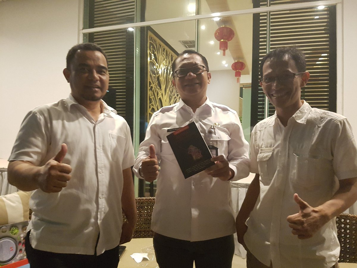 anomsputra's tweet image. Gagasan bisa muncul kapan saja, mulai  BH BUM Desa, kerjasama BUM Desa &amp;amp; Shareholding. Terima kasih apresiasi atas buku kami, Ruwat BUM Desa Merpati, dari pak Dirjen PPMD @taufikmadjid71 &amp;amp; pak Muklis Sesditjen PPMD Kementerian Desa. cc: @fachrilabalado @om_desa @panji_pradana99