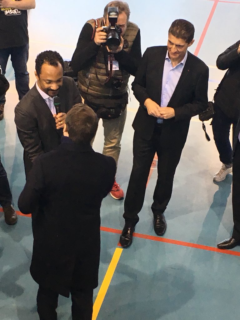 PBraouezec's tweet photo. Avec Carine Juste, Maire de @Villetaneuse, à l’honneur ce soir lors de la visite présidentielle d’@EmmanuelMacron au gymnase Jesse Owens pour rencontrer les jeunes adhérents du club de basket. Les Jeux sont pour l’ensemble du territoire de @PlaineCommune https://t.co/iDX3zmA4tB