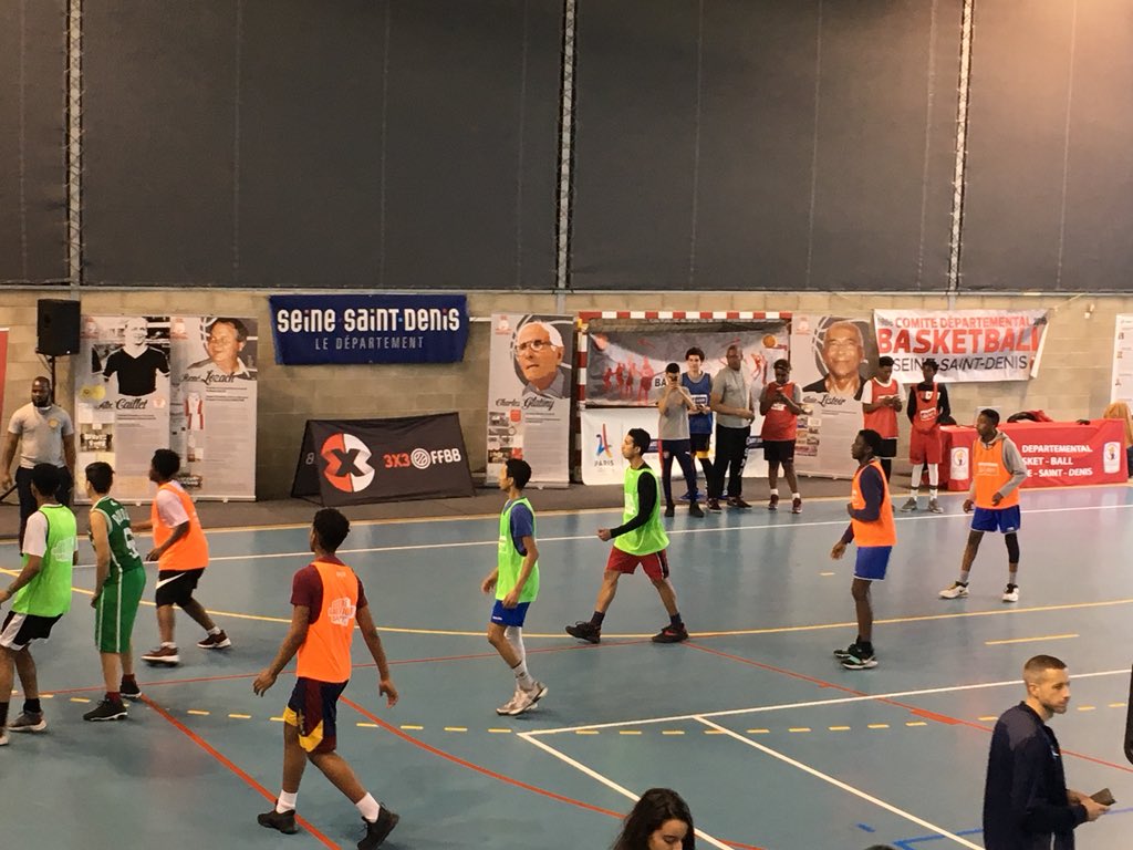 PBraouezec's tweet photo. Avec Carine Juste, Maire de @Villetaneuse, à l’honneur ce soir lors de la visite présidentielle d’@EmmanuelMacron au gymnase Jesse Owens pour rencontrer les jeunes adhérents du club de basket. Les Jeux sont pour l’ensemble du territoire de @PlaineCommune https://t.co/iDX3zmA4tB