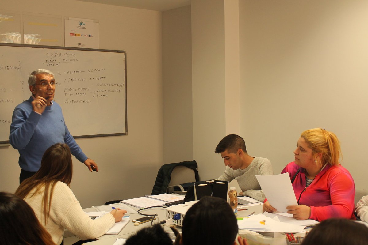 gitanos_org_GR's tweet photo. Nuestro alumnado de #aprendertrabajando en #@gitanos_org_GR . @garantia_juv, en el Taller de Inteligencia financiera impartido por Manolo Maldonado, voluntario de nuestro cofinanciador principal @FundlaCaixa @empleogob, @FondosEuropeos. https://t.co/CXgrWYWwZD