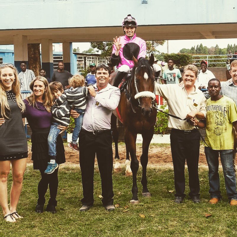 EPphysioGB's tweet photo. Any racehorse trainers in #Gloucestershire, #Berkshire or #Herefordshire looking for an #EquinePhysio? I have 3 yrs experience working with Swanson Racing🇿🇼 &amp; a stint in the USA 🇺🇸 dying to get involved 🏇🏿#thoroughbred #cheltenhamraces #lambourngallops #lambourn #UKracing https://t.co/6ymT4gaaxg
