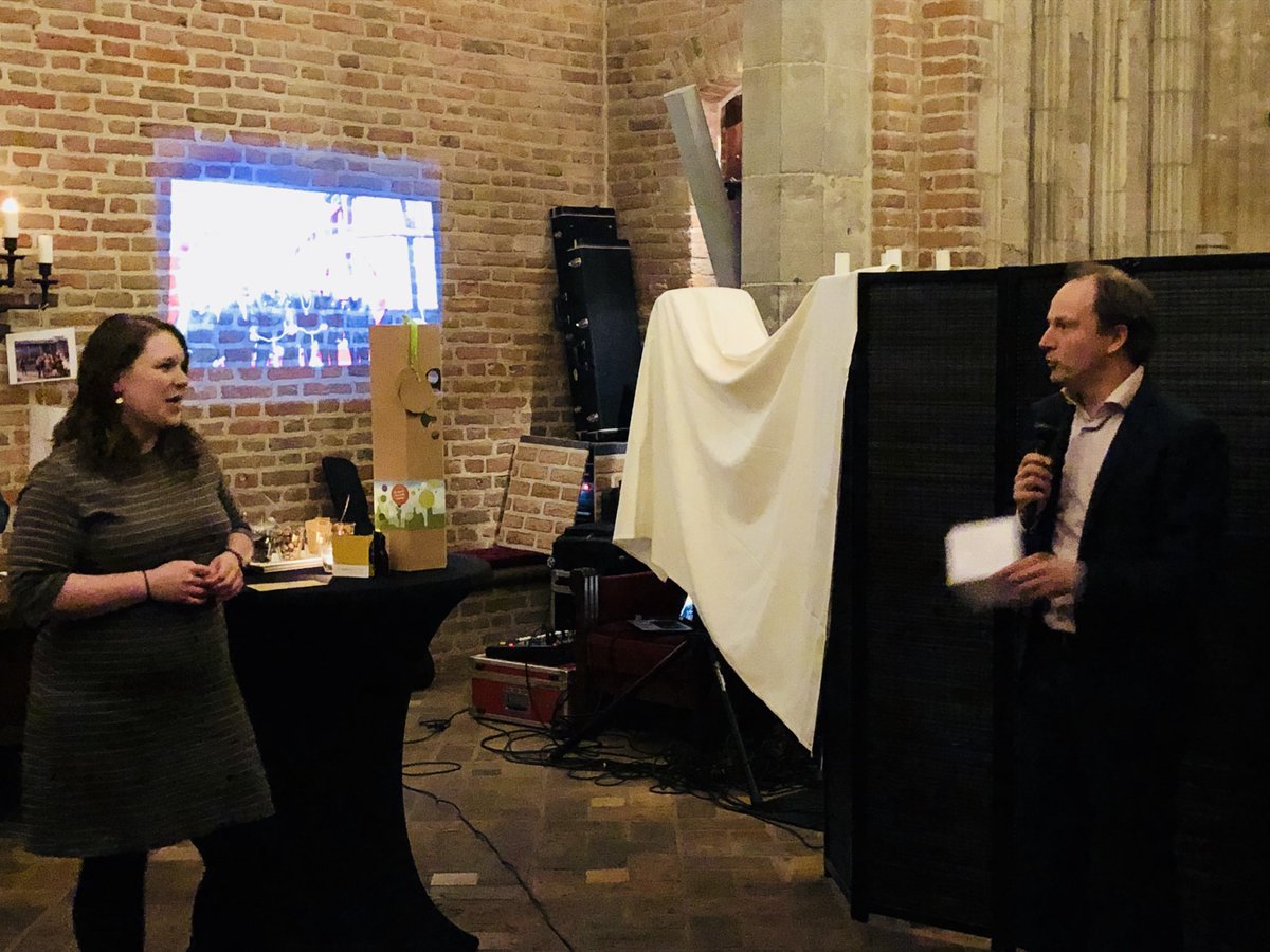 ‘Op het stadhuis hebben we eeen gezegde ’een Carlijntje’: even Carlijn vragen”, wethouder <a href="/JeroenKreijkamp/">Jeroen Kreijkamp</a> bij afscheid <a href="/CarlijnLeenders/">Carlijn Leenders</a> van <a href="/UtrMarketing/">Utrecht Marketing</a>