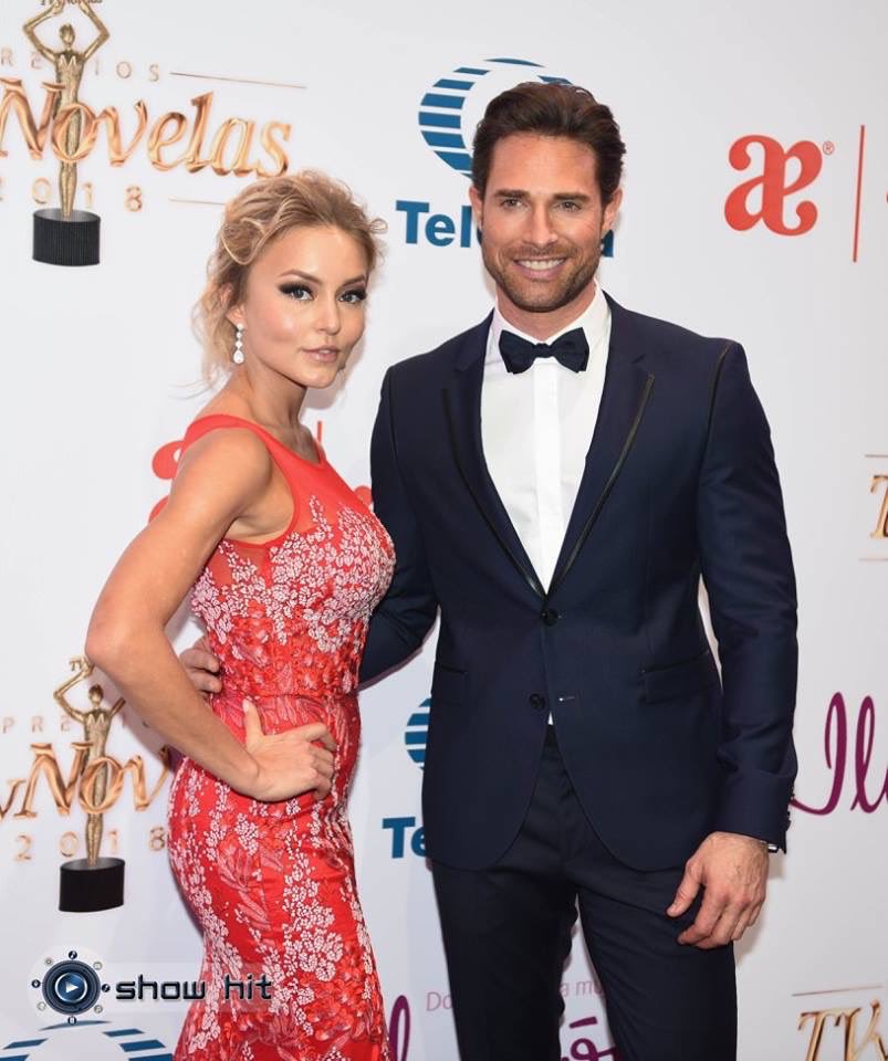 Boyerulli_Fans's tweet photo. 5 [Fotos] @Anboy88 @sebastianrulli en la alfombra morada de los #PremiosTVyNovelas #PremiosTvyNovelas2018 : https://t.co/duxm3RtLlb via #ShowHit https://t.co/zZ6G6D59u1