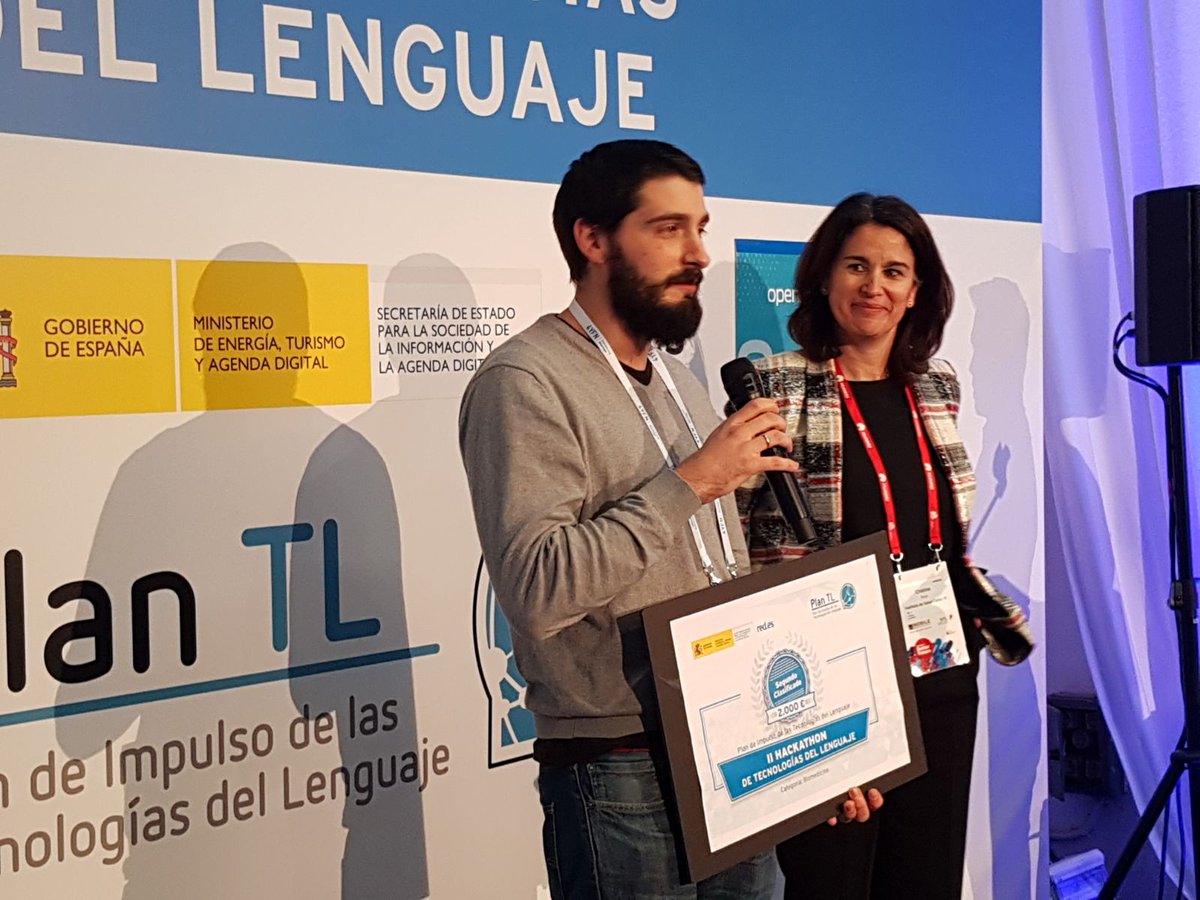 redpuntoes's tweet photo. El 2º premio en la categoría ‘Biomedicina’ de #HackathonTL18 ha sido para ‘CodeMyHealth’ de @everis. Lo ha recogido Alberto Algarra, de manos de Cristina Bojo de @BNCSisciii #4YFN18 #PLÑN #LangTech #Salud #Sanidad https://t.co/j2V8GPaF3x
