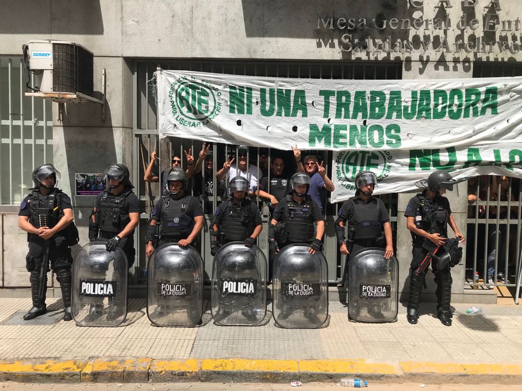 ATECapitalOk's tweet photo. #URGENTE La policía de @mauriciomacri y @horaciorlarreta tiene a los trabajadores y trabajadoras secuestrados en el Ministerio de #Hacienda y cortó la luz del edificio.

#LarretaDespide #BastaDeIntimidaciones #LarretaNoTeTenemosMiedo https://t.co/ZzO8THicBK
