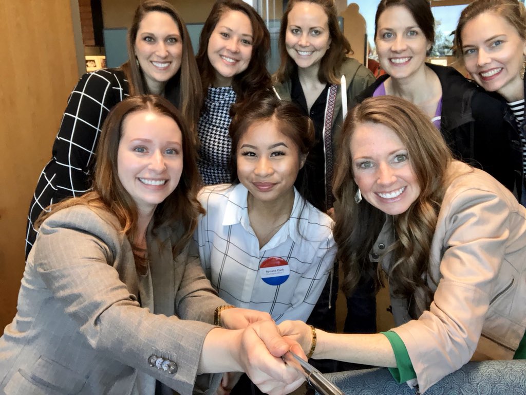 GilbertYourTown's tweet photo. @CityofPhoenixAZ @MesaAzgov @cityofchandler @TOQC_official @AJCityAZ @Tempegov @scottsdaleazgov @ELGL50 @SWELGL Here’s #GilbertDigital’s selfie with our mentee, Aysiana, for Student Government Day! 🇺🇸
#GilbertLeaders https://t.co/40fugzFjFN