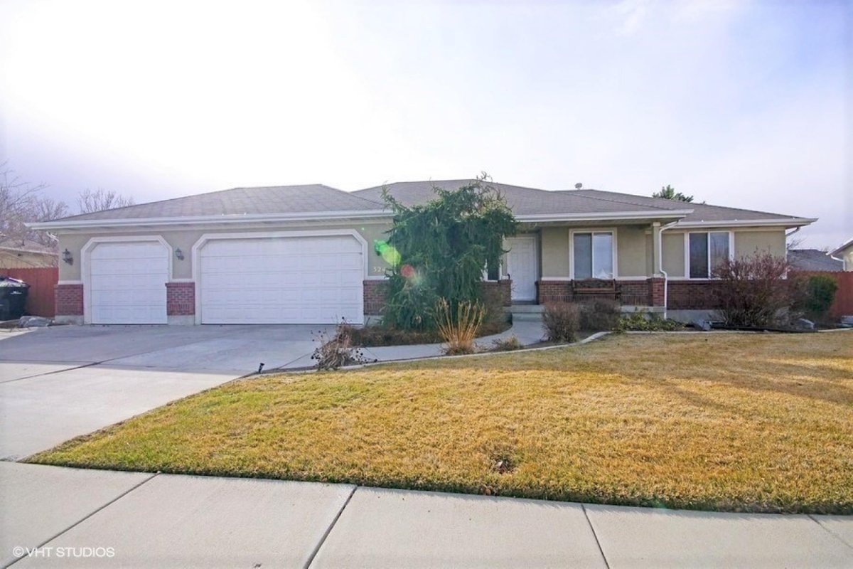 cdeanstokes's tweet image. Charming 5 BD/ 3 BA in Sandy has a lot to offer. Call/text/DM me for info.  cpix.me/l/41002115