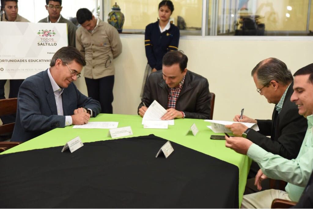 manolojim's tweet photo. Saltillo es grande porque tiene una juventud fuerte!Trabajamos todos los días por el bien de nuestros jóvenes. Visitamos el Instituto Tecnológico Don Bosco donde inauguramos la Expotec y firmamos un convenio de colaboración para fomentar las oportunidades educativas en Saltillo. https://t.co/q3BTWIKsdj