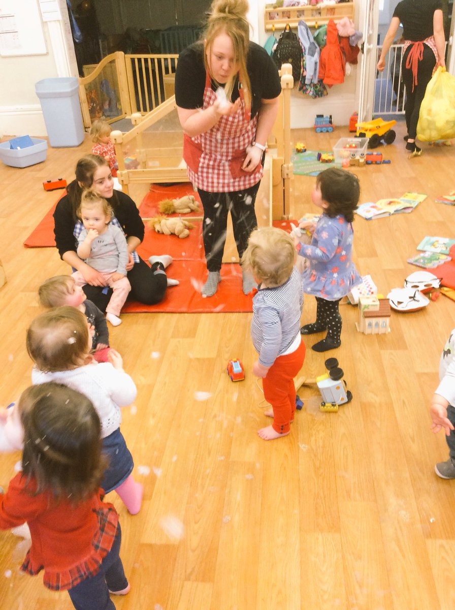 snapgrosvenor's tweet photo. Babies experience their own blizzard today!! #snowyday #bubblesnake #blizzard https://t.co/LjrXuK1JyA