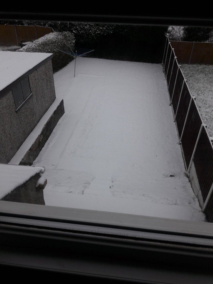 Chezza_NDubz's tweet photo. @TrendingLive woke up to this..North Wales ❄☃️ #TrendingLive https://t.co/G18iaY3ZDO