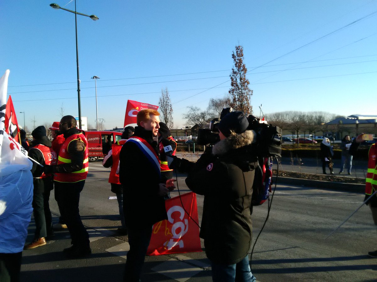 JulienPoix's tweet photo. Avec les courageux https://t.co/XTm4cWI0IR de chez #Castorama et #Eolane : 446 et 125 vies frappées par le chômage.Casto est pourtant loin d'être ruiné! Où va la richesse produite par ces travailleurs? Et le savoir-faire ? Et les brevets?@EspaceDesLuttes @LaCGTcastorama https://t.co/lX2FiU2MdQ