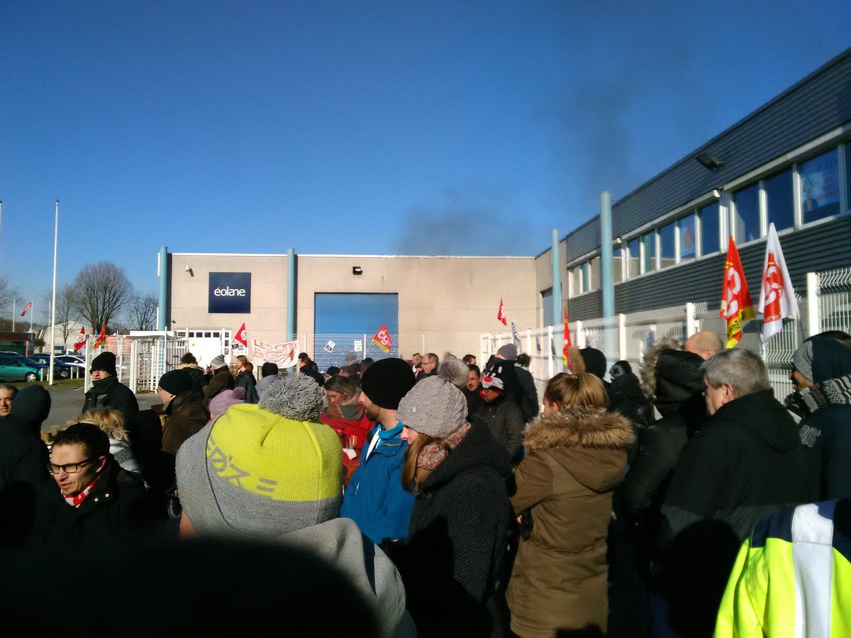 JulienPoix's tweet photo. Avec les courageux https://t.co/XTm4cWI0IR de chez #Castorama et #Eolane : 446 et 125 vies frappées par le chômage.Casto est pourtant loin d'être ruiné! Où va la richesse produite par ces travailleurs? Et le savoir-faire ? Et les brevets?@EspaceDesLuttes @LaCGTcastorama https://t.co/lX2FiU2MdQ