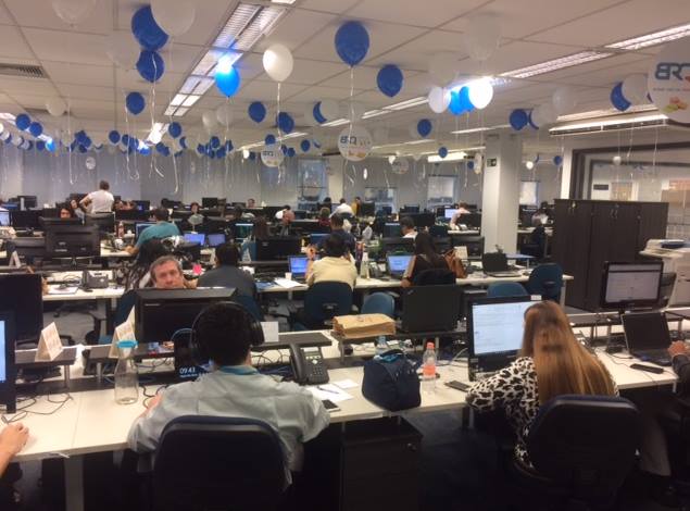 brqdigital's tweet photo. Ontem foi o aniversário de 25 anos da BRQ!
Tivemos decoração em todas as unidades e os Sorvetes Rochinha fizeram parte de nossa festa😋
Dê uma olhada no que rolou em nossos escritórios:
#digitalbrq #agilebrq #leanbrq #paixaobrq https://t.co/GpSWWq04yv
