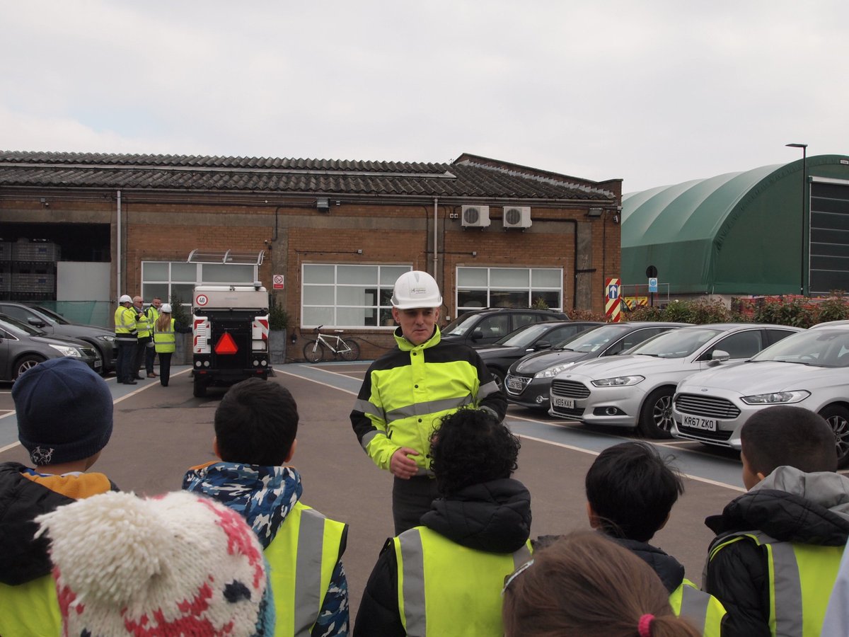 Hounslow Highways helps local pupils at Dairy Meadow Primary School Southall, develop the skills to succeed in the workplace. Thank you to all Ringway staff who helped make this day a success #Ringway #Hounslow

Find out more here: bit.ly/2sZM80m👷🏼‍♂️👷🏽‍♀️