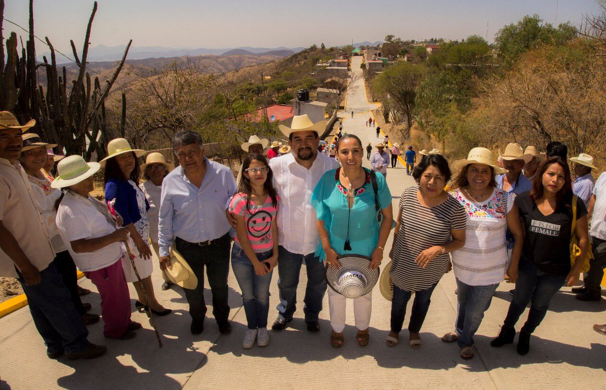 MMixtcas's tweet photo. Las comunidades mixtecas merecemos obras de infraestructura y desarrollo sustentable. Inauguramos obra en #Cosoltepec y todos estamos felices. Gracias @MBarbosaMX y @_Gaby_Salazar https://t.co/D2u0Co4XAl