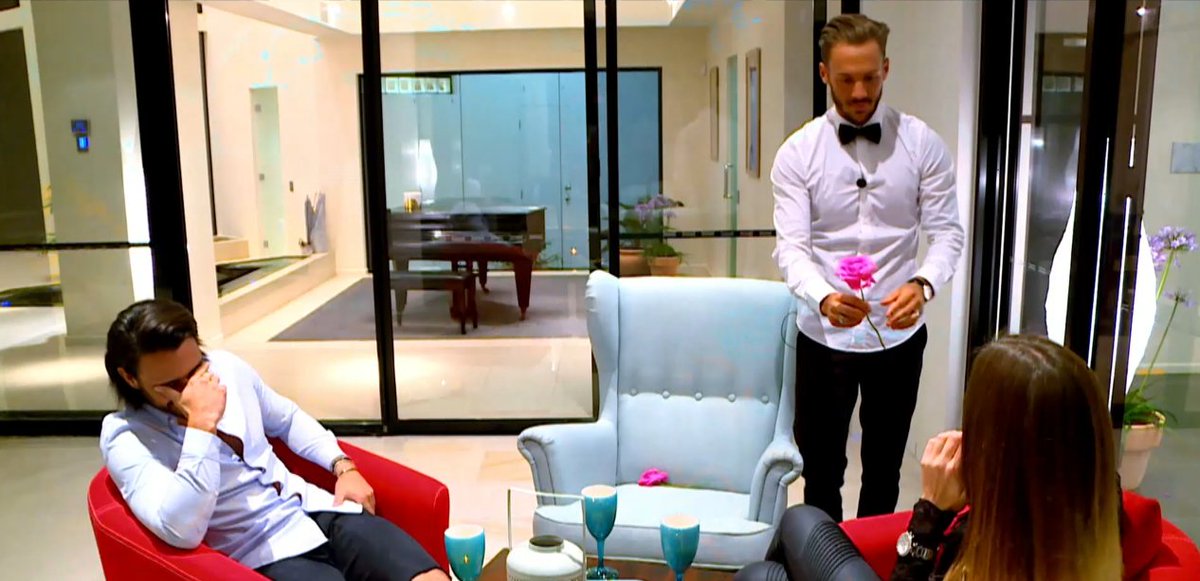 MarseillaisW9's tweet photo. Comment va se dérouler ce rendez-vous à trois ? 😂  #LMA tout de suite sur @W9 https://t.co/bp2kTnXBGn