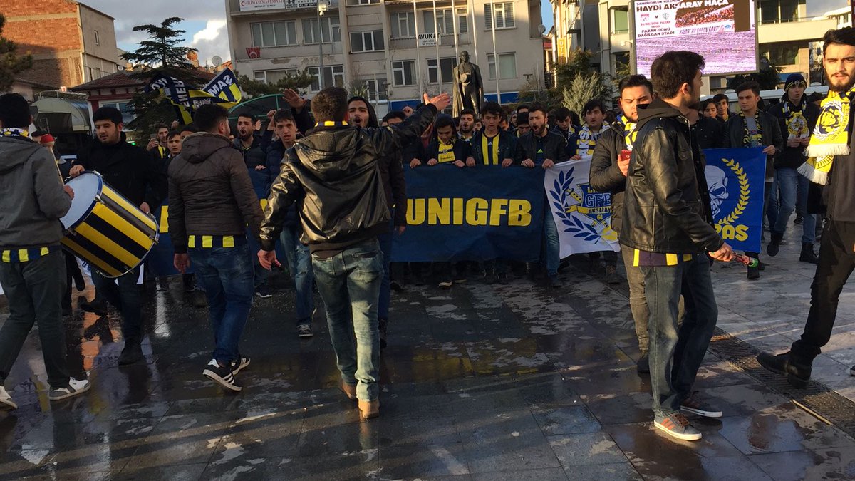 aksaraygfb's tweet photo. bjk - FENERBAHÇEMİZ 

Maç izleme organizasyonumuz.. 
#GençFenerbahçeliler https://t.co/s8dHX9Ehmt